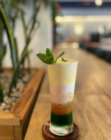 Layered mint and citrus drink